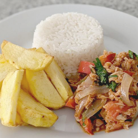 Saltado de Atún con papas amarillas y arroz blanco