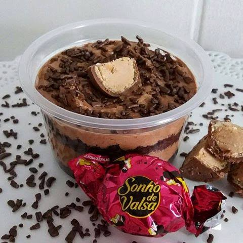 Bolo de Pote Sonho de Valsa
Camadas irresistíveis de massa de chocolate super macia, recheio cremoso de chocolate e pedaços do delicioso bombom Sonho de Valsa. Uma combinação perfeita para quem ama sabor intenso e muita cremosidade em cada colherada!