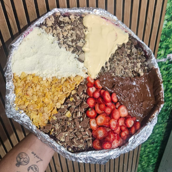 Pizza 8 sabores: sucrilhos, bis, morango, creme de avelã, trento, mousse de maracujá, coco ralado e granulado