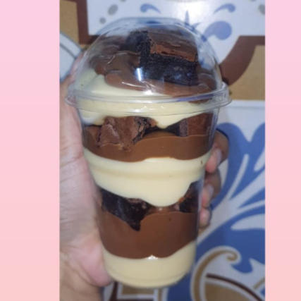 Copo da Felicidade Ninho com Nutella Uma explosão de sabores irresistíveis! Camadas generosas de creme de Ninho super cremoso, Nutella Original e pedaços de brownie molhadinho. A combinação perfeita para quem ama uma sobremesa intensa, marcante e feita com ingredientes de qualidade. Servido em copo de 200ml.