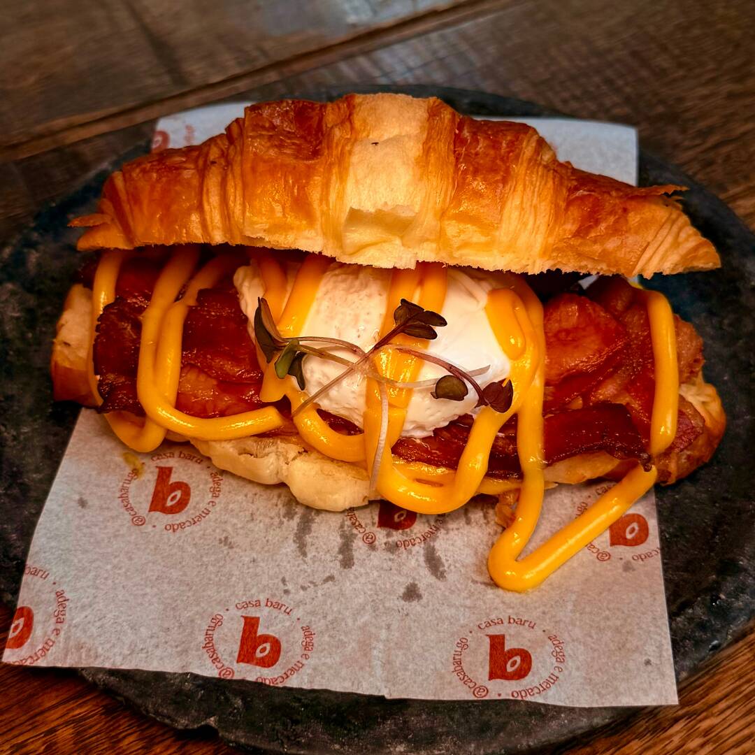 Croissant, ovo pochê, crocante de presunto cru e hollandaise