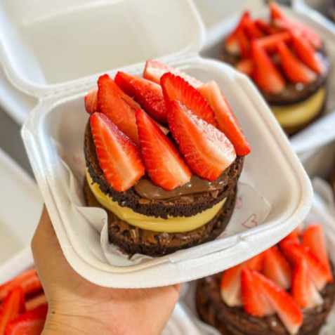 Duas camadas do nosso maravilhoso Brownie molhadinho e bem chocolatudo, o nosso delicioso creme de Ninho, finalizado com uma camada de Nutella pura e muitos Morangos frescos para trazer o equilíbrio perfeito!