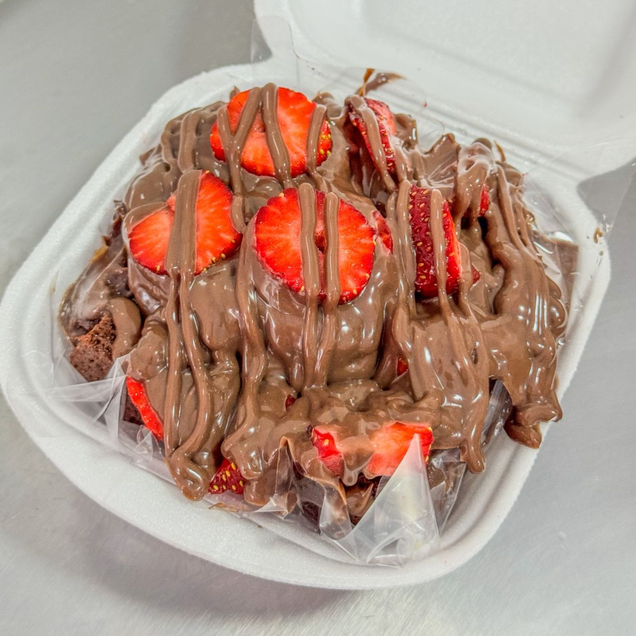 Fatia de Torta Brigadeiro com Morangos Frescos e Caldinha de chocolate bem chocolatuda e doce na medida certa