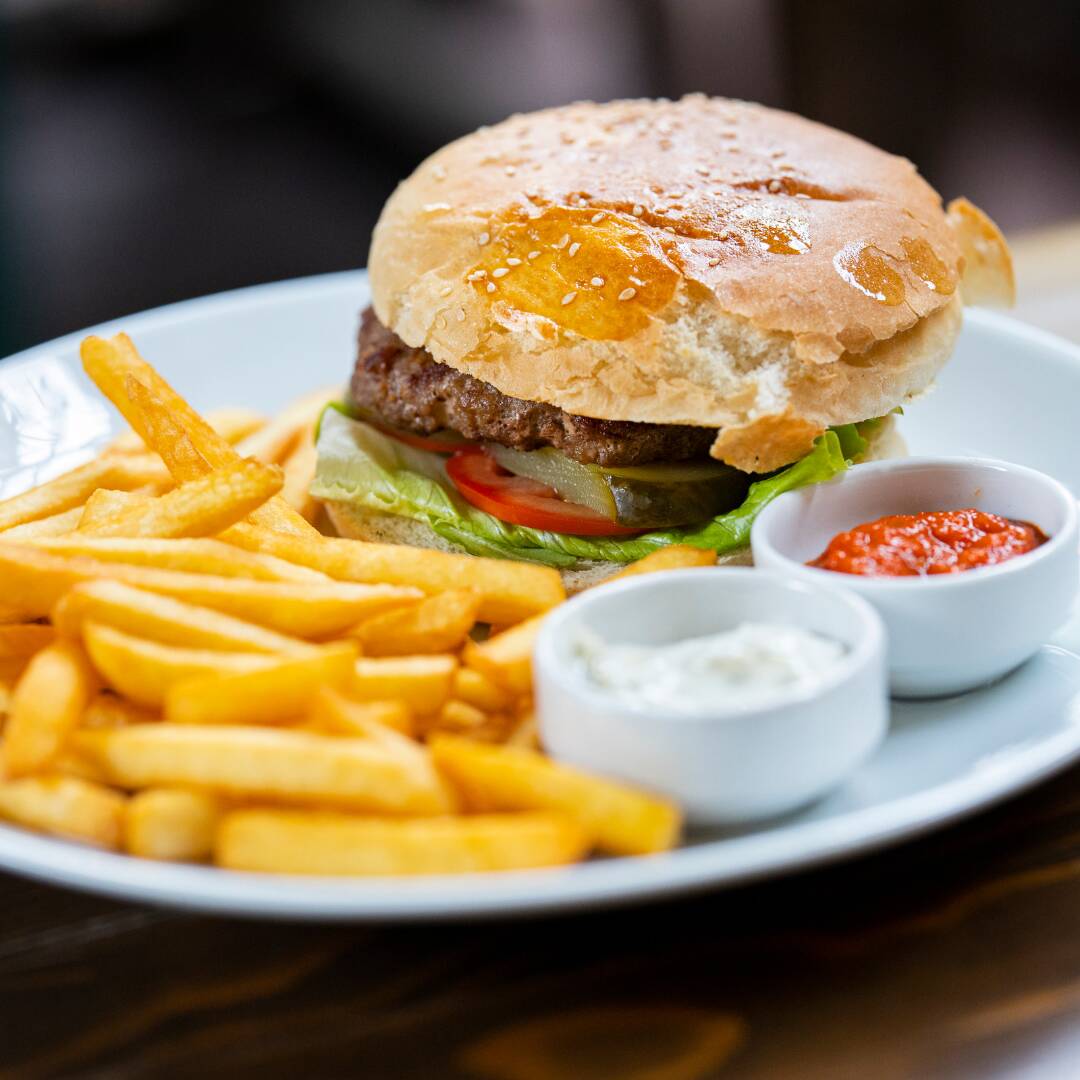 1 Hamburquesa de 1/4 libra con Papas Fritas