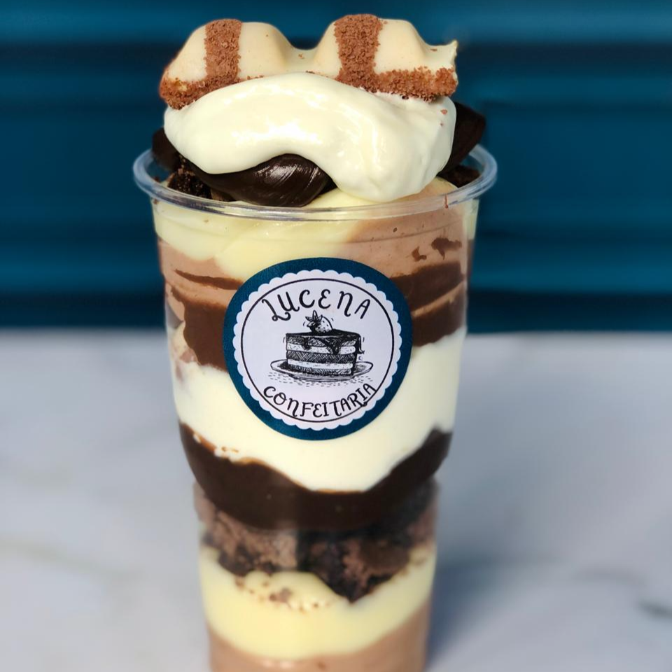 Nosso Copo Kinder Contém Mousse e Recheio de Ninho e Chocolate, Pedaços de Bronwie, Bombom Kinder Bueno White no meio e em cima e 1 camada de Nutella