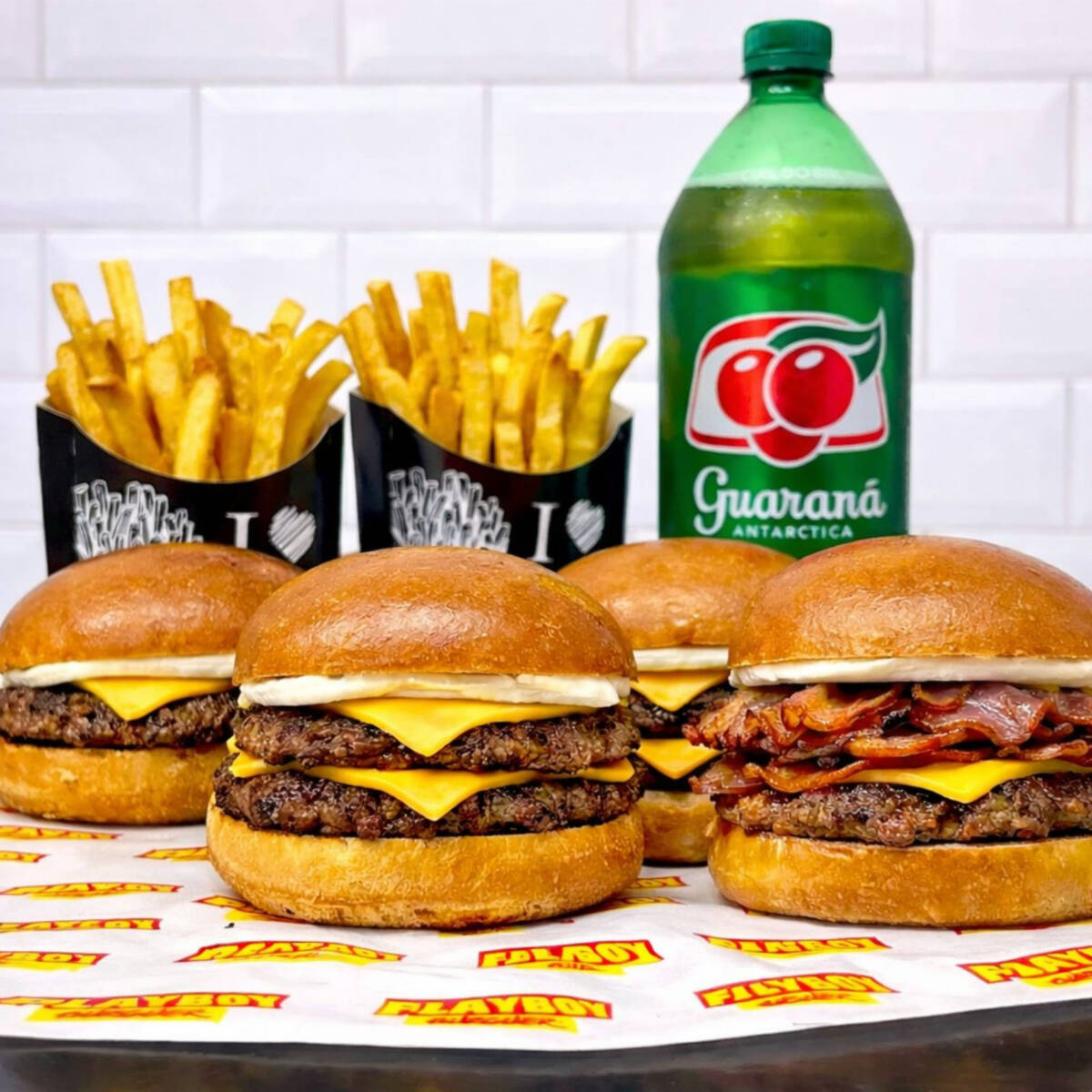 Combo irresistível com 4 hambúrgueres smash, todos com 1 carne bem fininha e suculenta, queijo derretido no ponto certo e pão macio. Acompanha 2 batatas fritas douradas e crocantes e 1 Guaraná Antarctica de 1 litro, bem gelado. Perfeito para compartilhar e matar a fome com muito sabor 😋🔥