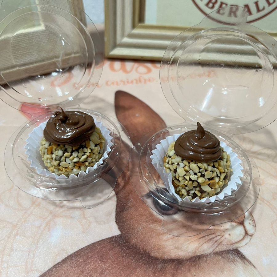 Brigadeiro de chocolate finalizado com amendoim e Nutella Original