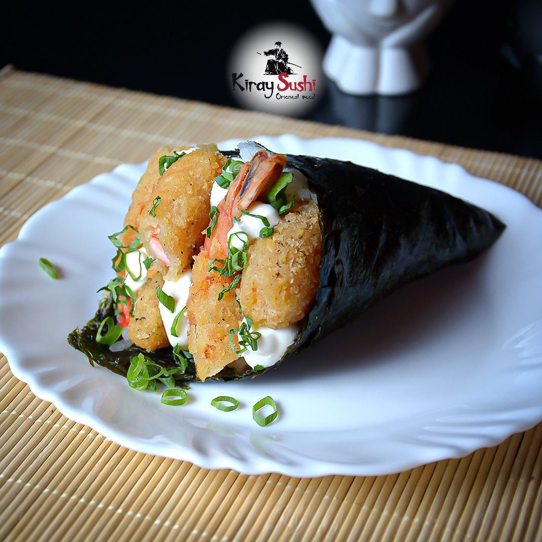 Cone crocante de alga recheado com arroz, camarão suculento, cream cheese e cebolinha, finalizado com molho especial. Uma combinação de sabores frescos e textura perfeita para você saborear