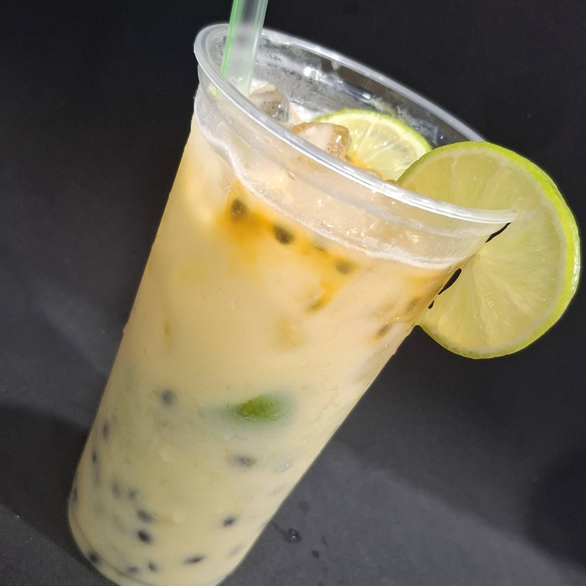 Pra acalmar os nervoos Hehehe ... Maracujá , limão ,vodka ou cachaça, leite condensado , gelo