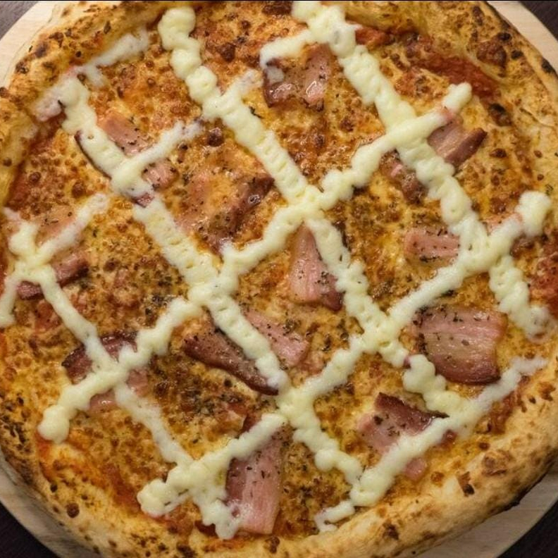 🍕 Massa artesanal com nosso molho de tomate caseiro, mussarela, bacon e Catupiry. 😋