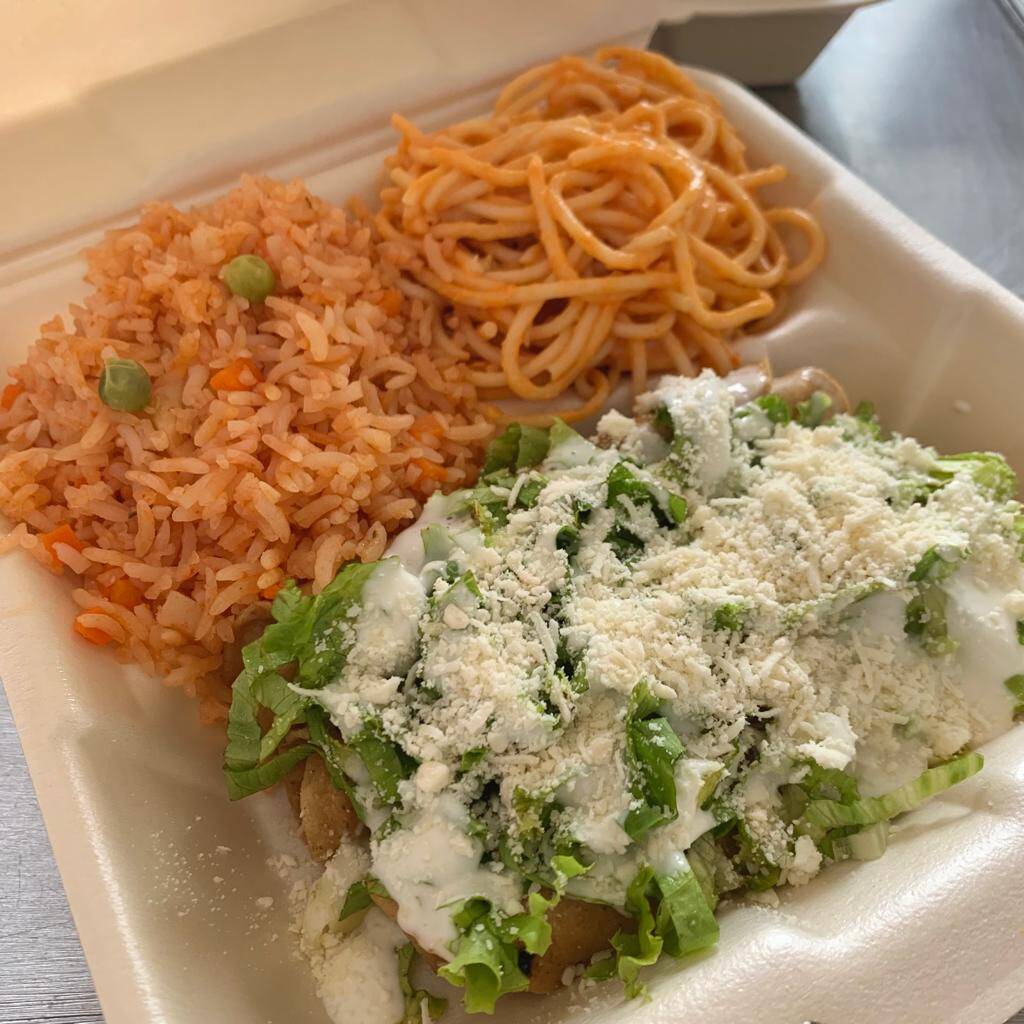 Taquitos de pollo (3pzas) con arroz y espagueti