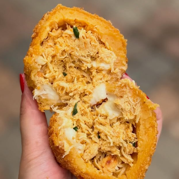 Coxinha com massa artesanal super macia, frango bem temperado e aquele catupiry cremoso que derrete na boca 🤤💛 Crocante por fora, suculenta por dentro… impossível comer uma só!