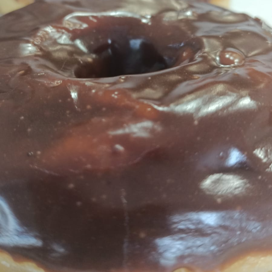 Dona glaseada de chocolate