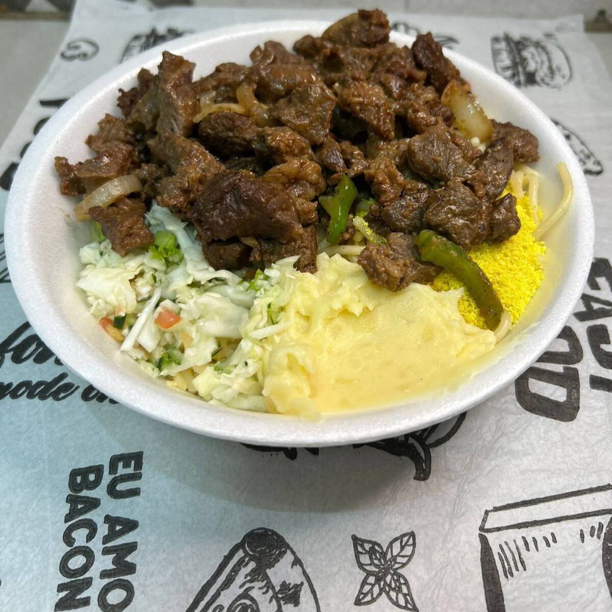 Acompanha Macarrão, Arroz, Purê, Farofa, Vinagrete e Feijão .