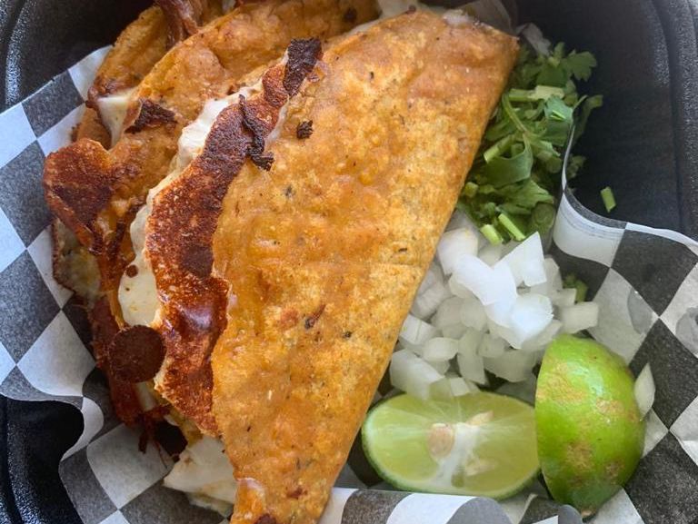 Combo 4 Quesabirrias + CONSOME