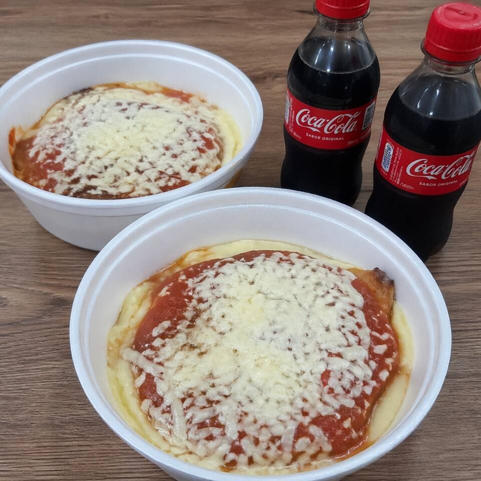 2 marmitas. arroz, parmegiana de frango, c/purê e 2 coca 200ml