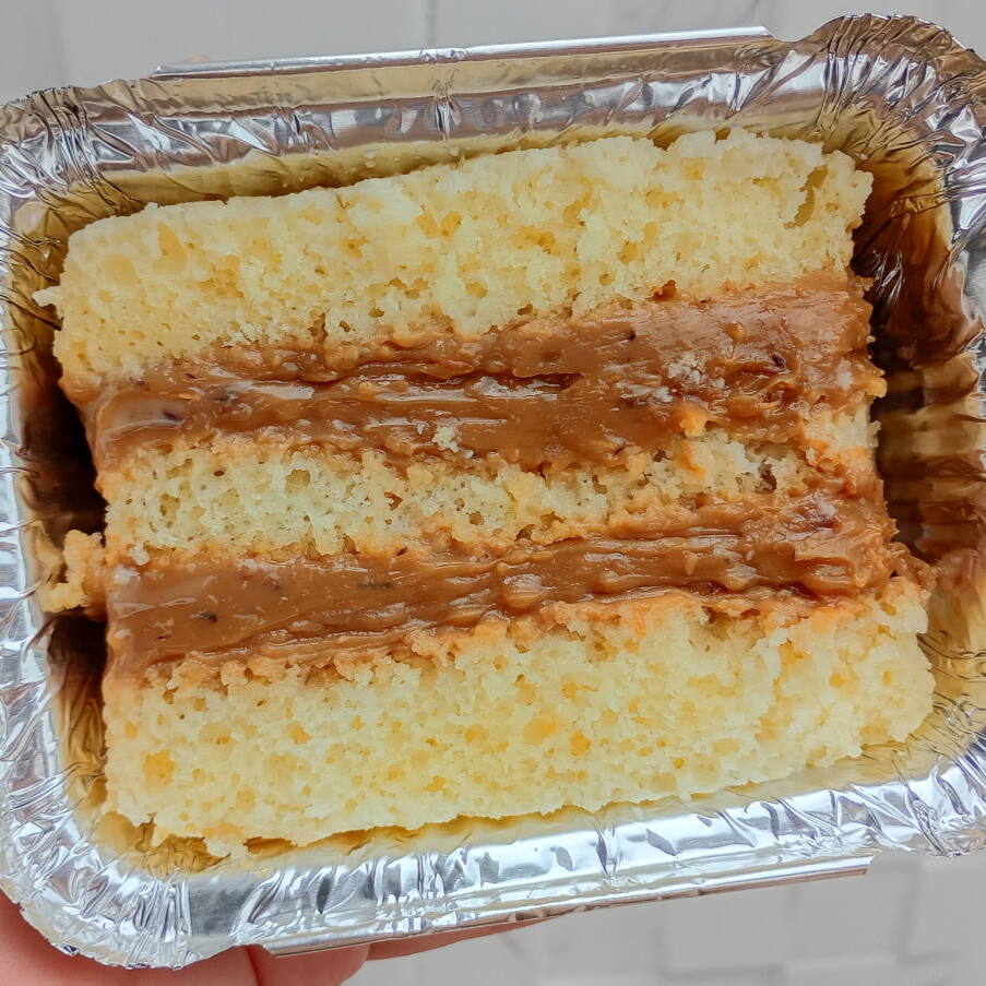 Prepare-se para se apaixonar por esse bolo gelado, preparado com massa branca, deliciosamente recheado com duas camadas de doce de leite artesanal e coco queimado. Um desbunde da nossa confeitaria 🧁.