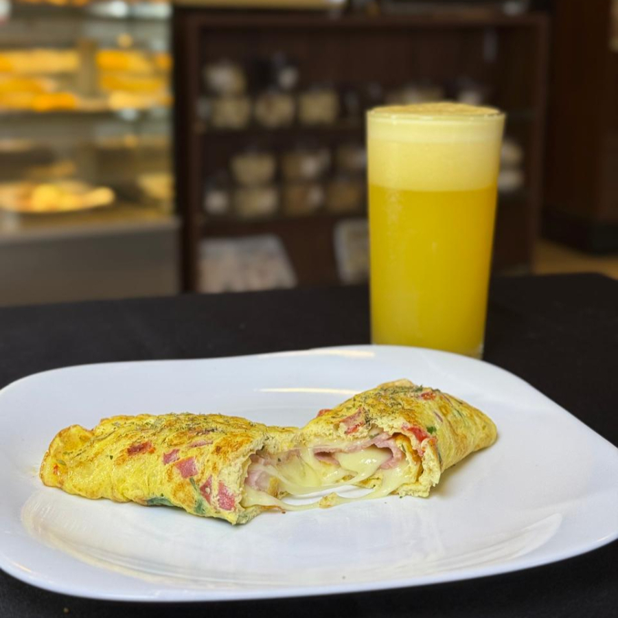 Omelete de 2 Ovos, Batido c/ os Ovos Tomate e Cebolinha Verde, Recheado c/ Presunto e Mussarela e Catupiry