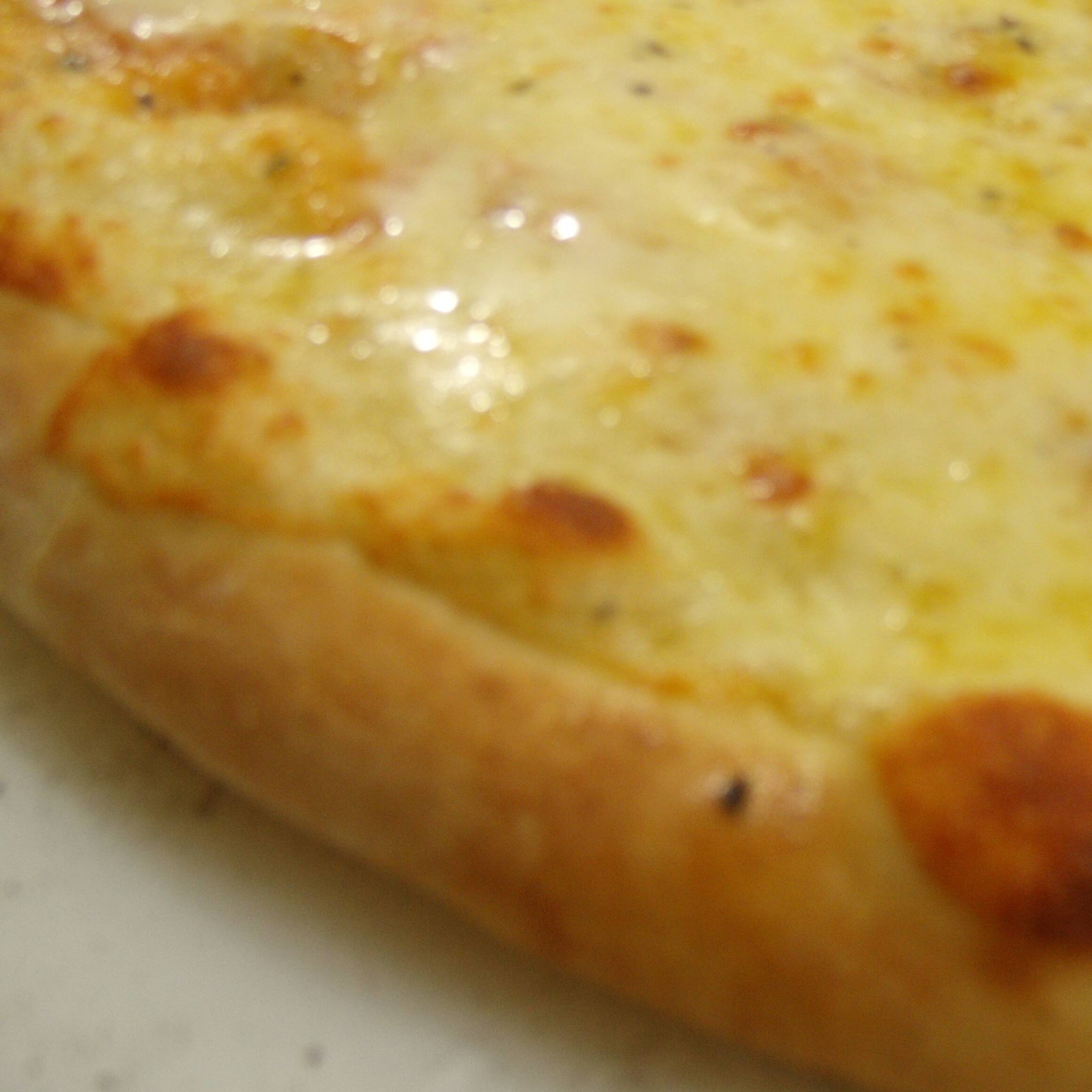 Deliciosa mussarela derretida coberta com palmito em cubos