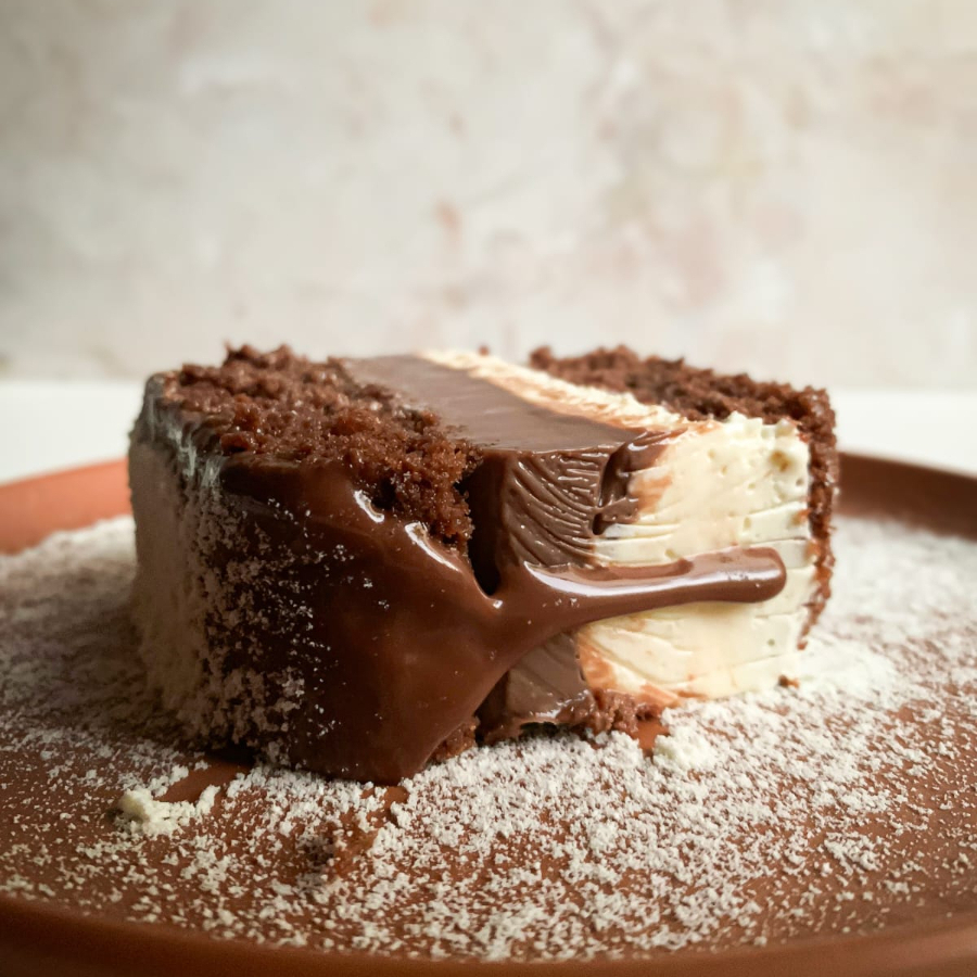 Bolo gelado de chocolate com ninho cremoso. Aprox 165g