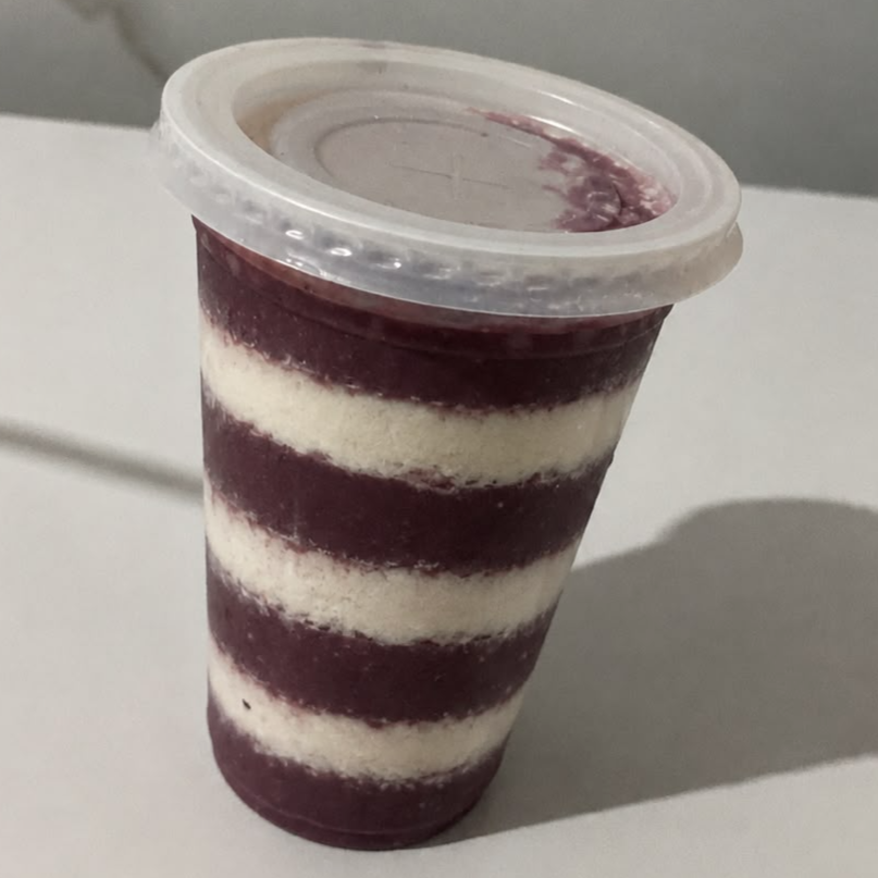 Vitamina de acai 300ml batido com leite e banana com 3 camadas de leite em pó