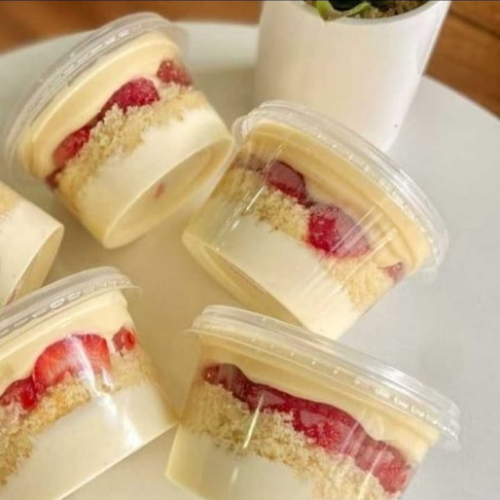 Massa branca fofinha de molhadinha, recheio cremoso de ninho com geleia de morango artesanal e mousse ninho. (Pote 200ml)