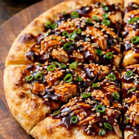 Pizza Dirty Dacing: Um sabor único, elegante e apaixonante que vai fazer seu paladar dançar de felicidade. Sabor Salmão: Molho de tomate, queijo muçarela, salmão, gergelim e molho teriyaki. tamanho: 30cm, 6 fatias *imagem ilustrativa