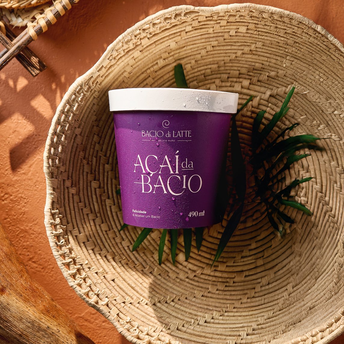 Açaí orgânico combinado com calda cremosa de leite.