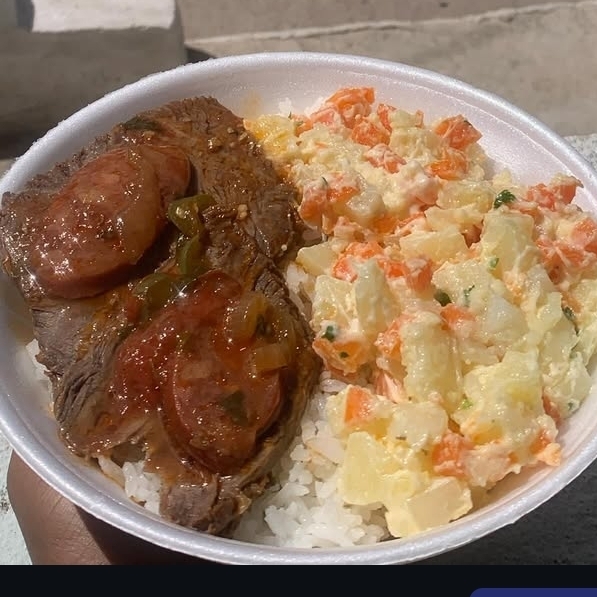 Arroz, Feijão e farofa.