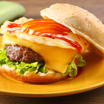 Maionese, tomate, alface, ovo, queijo e hambúrguer