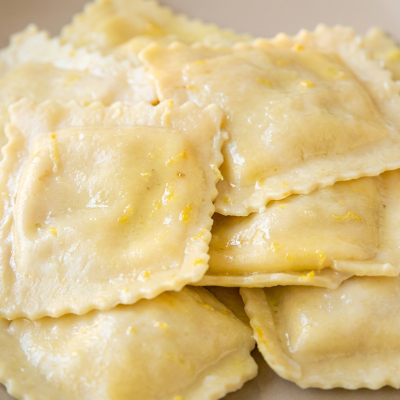 Massa Fresca com mussarela búfala com Raspa de limão siciliano Leva na água fervendo por 3 minutos mas 1 minuto no molho Sal a gosto na água Pode ser levado ao forno e micro-ondas Micro-ondas:5 minutos Forno:25 minutos