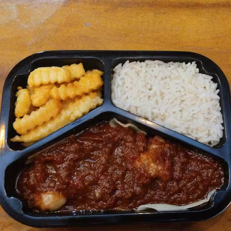 Marmita Iscas de Frango à Parmegiana com molho caseiro, acompanha arroz e batata frita com corte especial.
