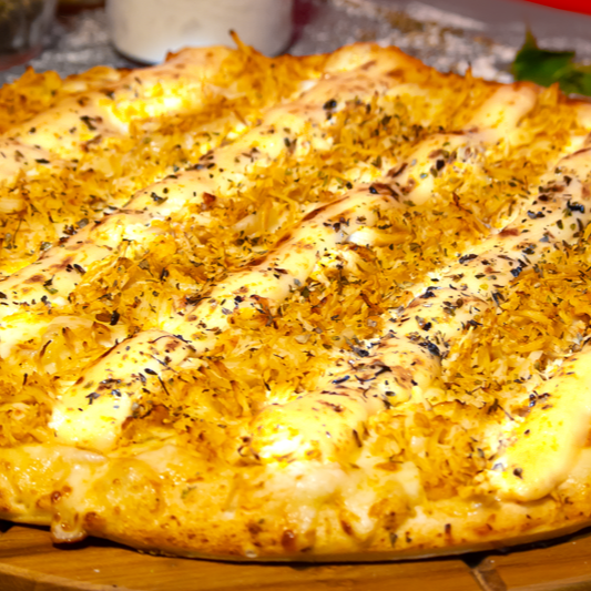 Pizza saborosa composta por: Molho de tomate, queijo mussarela, frango desfiado, Catupiry e Orégano.