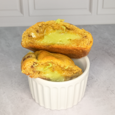 Deliciosa massa tradicional de cookie com recheio cremoso sabor pistache ( com pedacinhos)!