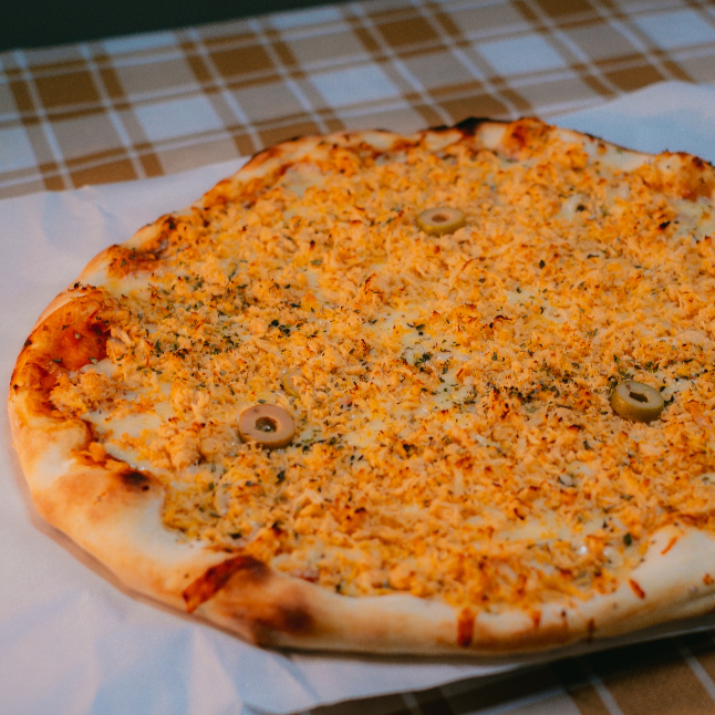 sabor caseiro que todo mundo ama. Frango desfiado macio e suculento sobre uma camada cremosa de muçarela e molho de tomate natural. Uma escolha equilibrada e irresistível para qualquer noite.