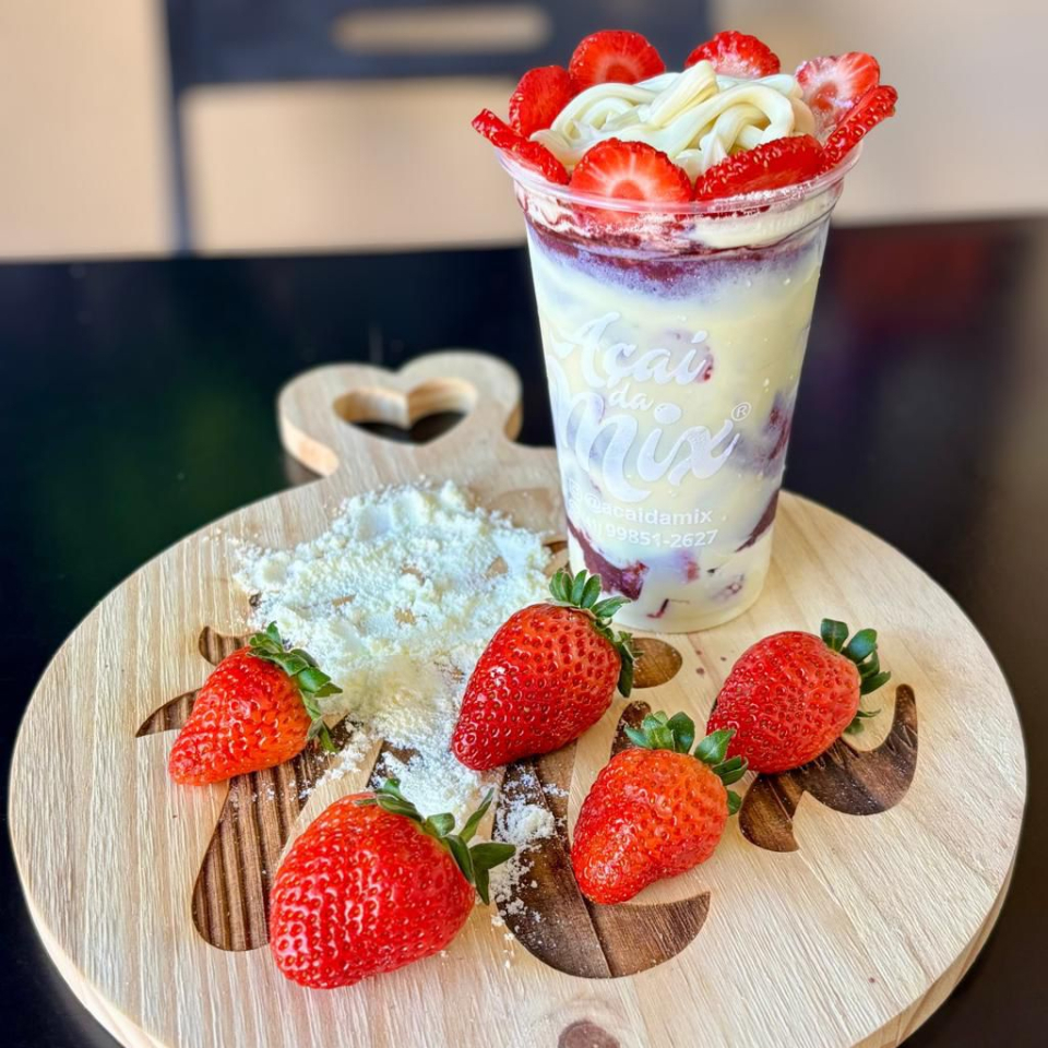 Deleite-se com o nosso 'Açaí Creme de Ninho Copo de 500ml, uma primorosa seleção da categoria 'Copos Gourmet'. Esta indulgência perfeita combina a refrescância do açaí, a suculência dos morangos, a doçura generosa do Creme de Leite Ninho e a cremosidade do leite condensado. Cada colherada promete uma explosão de sabores doces e frutados, equilibrados na medida certa, tornando cada momento uma experiência única. Servido em um copo generoso de 500ml, este prato é a escolha ideal para satisfazer os mais exigentes paladares e trazer um toque de doçura e frescor ao seu Dia.