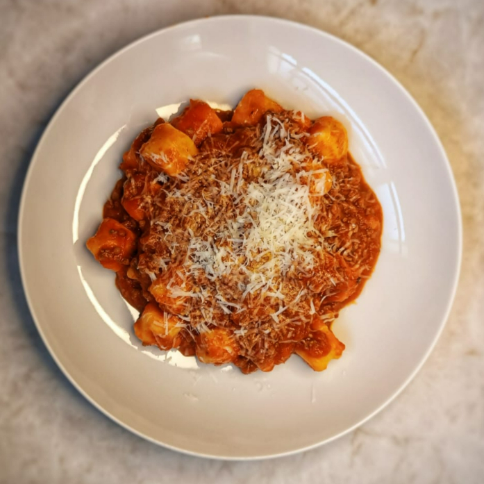 Nosso clássico Molho Bolonhesa Il Capo é preparado lentamente, seguindo a tradição italiana, com carne selecionada e refogada no ponto perfeito, incorporada a um rico molho de tomates maduros. Finalizado com ervas aromáticas e um toque de especiarias, resulta em um molho encorpado, profundo e extremamente saboroso. Uma receita que respeita o tempo, valoriza os ingredientes e entrega a verdadeira essência da gastronomia italiana — intenso, equilibrado e irresistível em cada garfada.