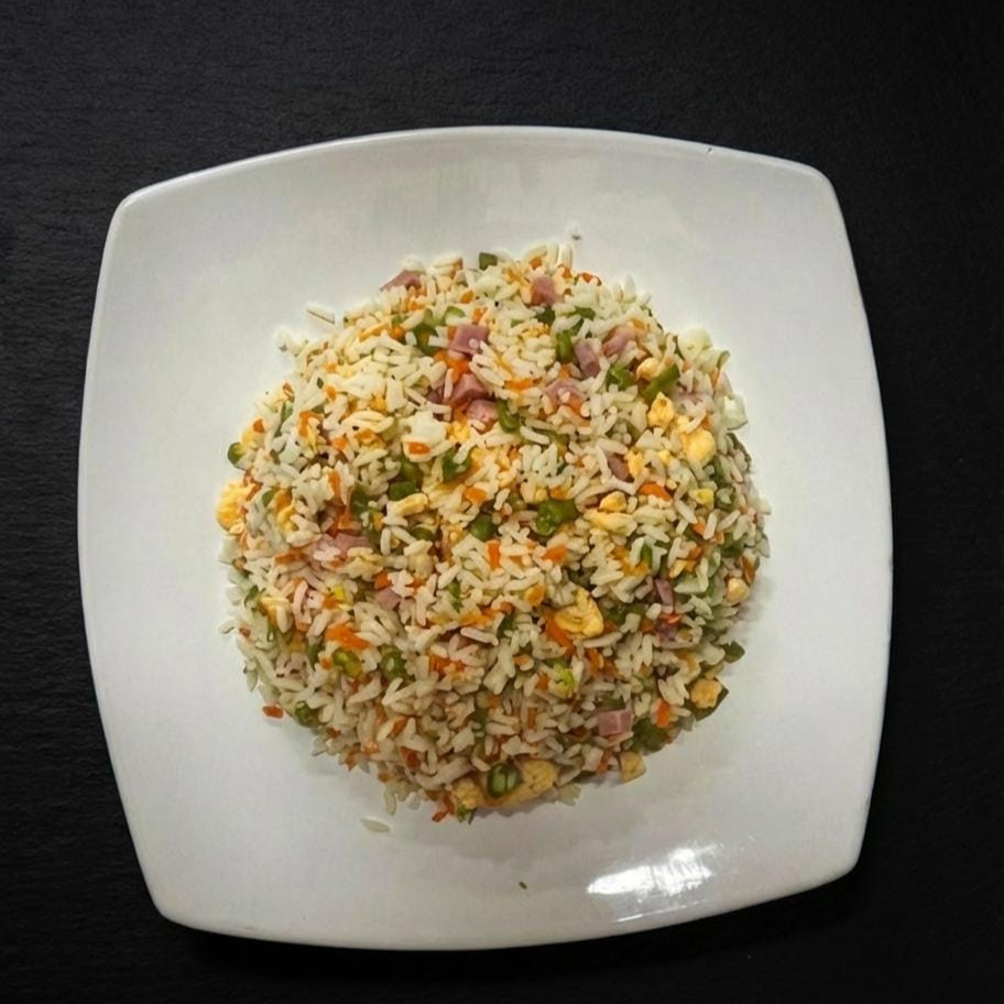 Arroz brasileiro com cebola cenoura vagem presunto e ovos em flocos com tempero especial R$