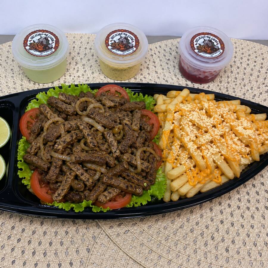 Petiscos de carne na chapa com batata frita, acompanhado de molho especial, pimenta e farofa.