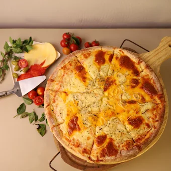 Uma combinação perfeita de queijos, incluindo chedder, provolone mozzarella, com um toque de azeite de oliva e ervas finas, ideal para os amantes de queijo.