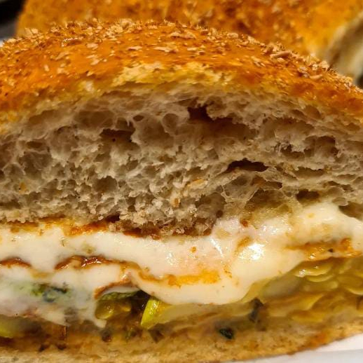 Fatiada e grelhada ao toque de azeite com mussarela de búfala no integral da casa