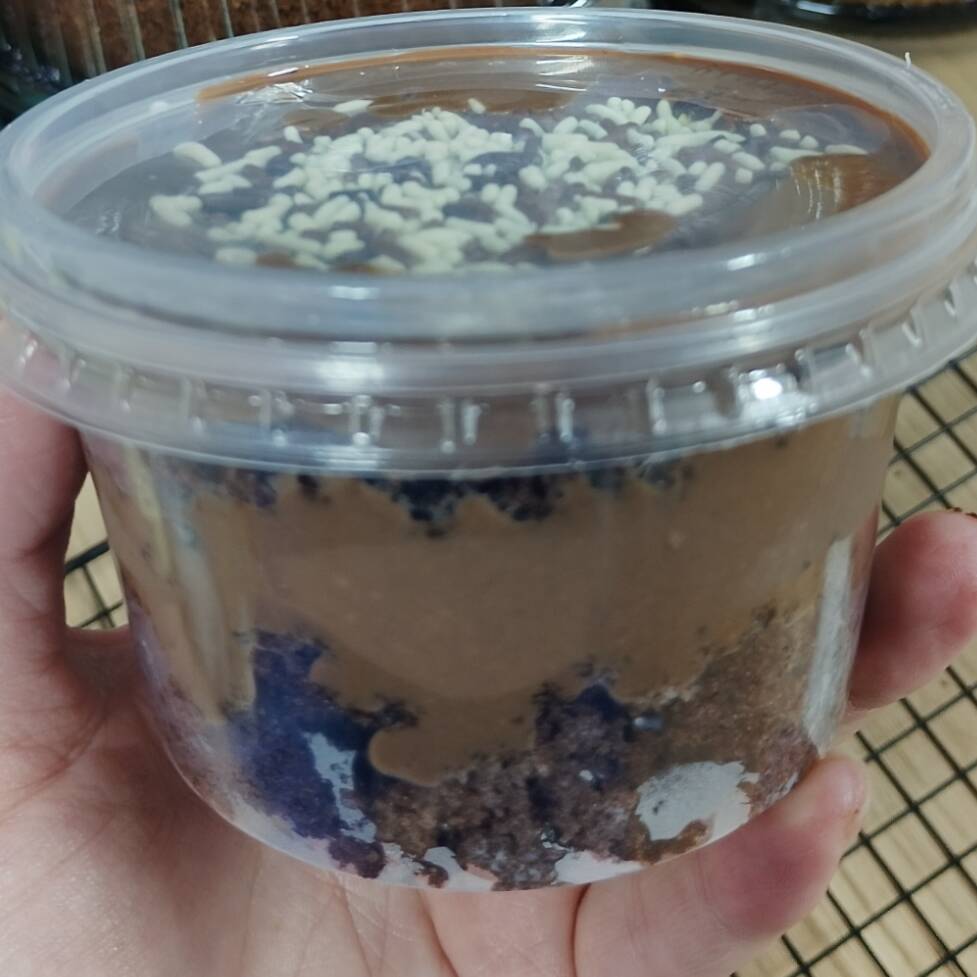 Massa macia, molhadinha de chocolate com um cremoso e delicioso recheio de brigadeiro e para finalizar granulado macio!
250g