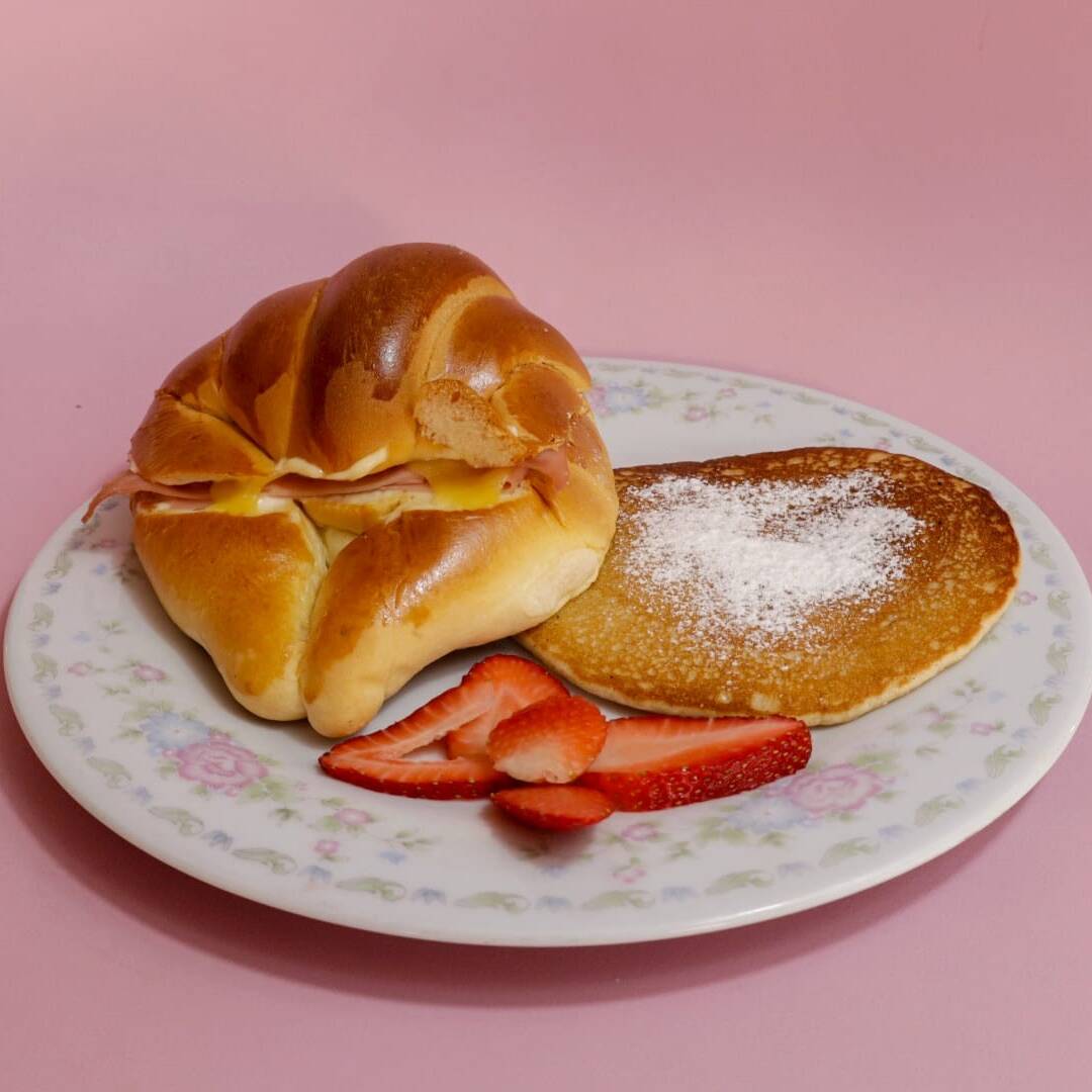 CUERNITO + HOT CAKE