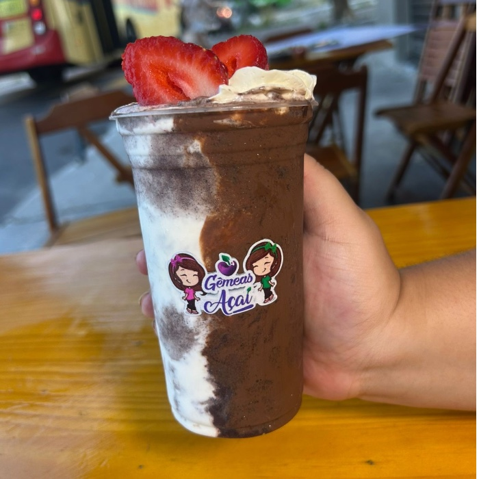 Delicie-se com as 3 irresistíveis camadas: cremosa Nutella, Creme de Ninho artesanal e pedaços frescos de morango. Uma explosão de sabor que vai te conquistar! 😋🍫