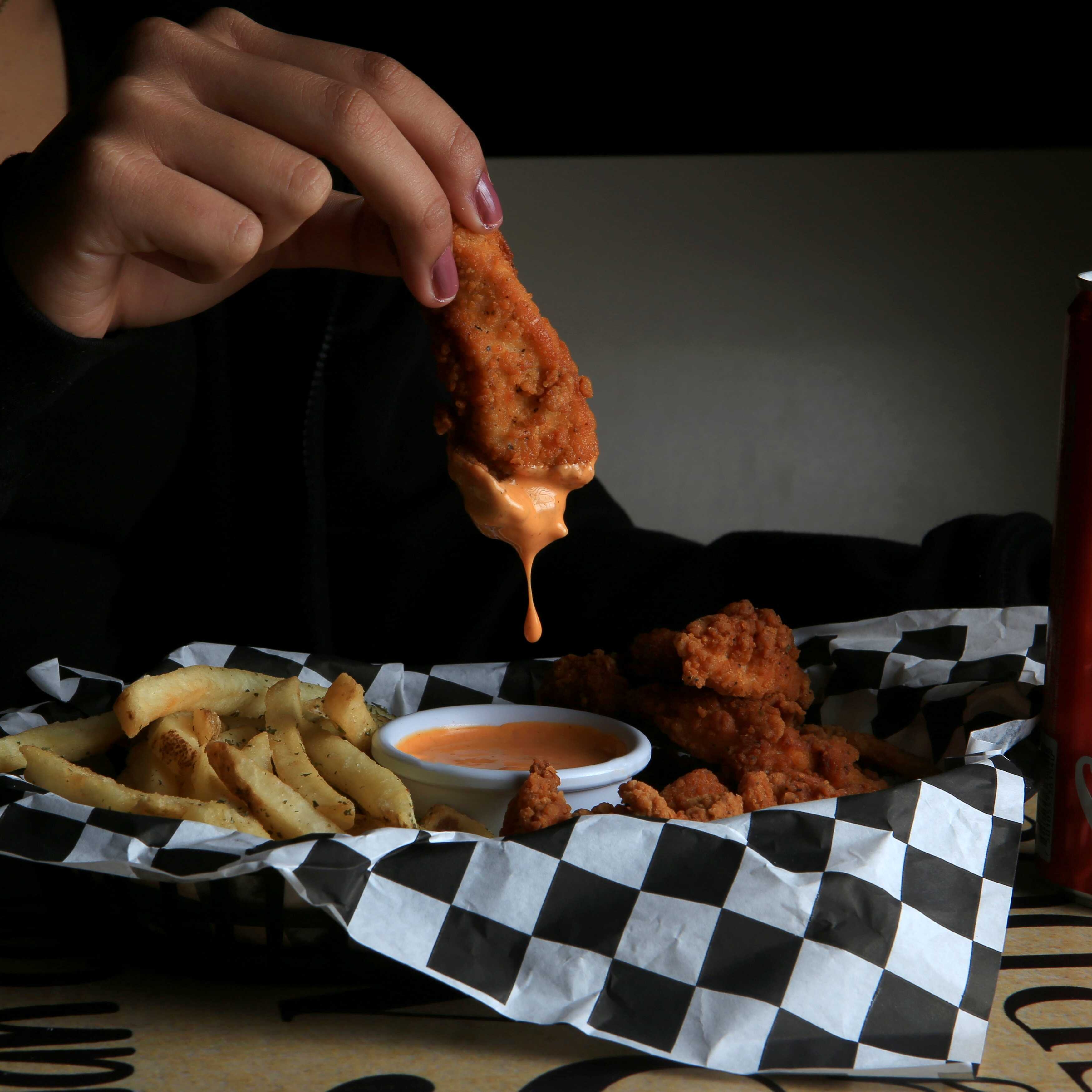 Tenders con papas y soda