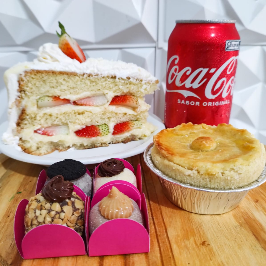 1 Fatia Torta Ninho Com Morango + 1 Empada De Frango c/ Catupiry Grande (130 Gramas) + 4 Docinhos Gourmet: (Ferreiro Rocher, Ninho c/ Nutella, Oreo e Churros) + 1 Coca Cola 350ml.