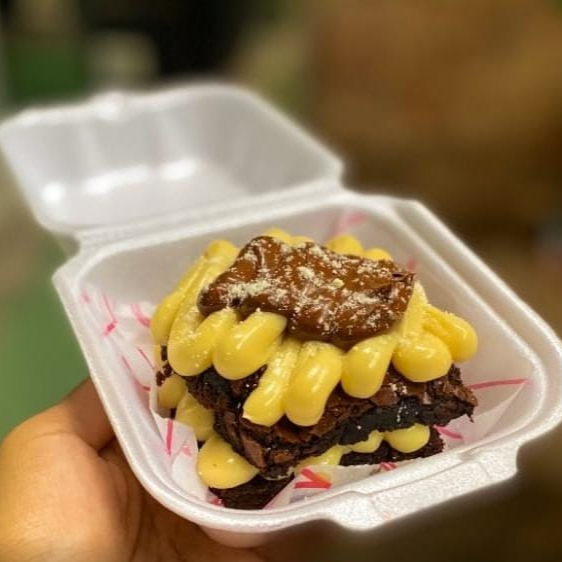 Brownie artesanal com sabor intenso de chocolate, casquinha deliciosa. Recheado com brigadeiro de ninho e uma camada generosa de nutella.