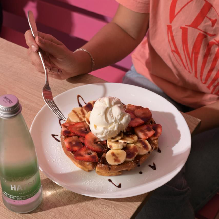 Waffle Fresa Banano + Helado + Soda HATSU