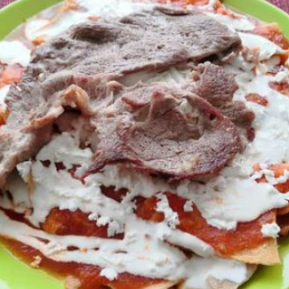 Chilaquiles con bistec