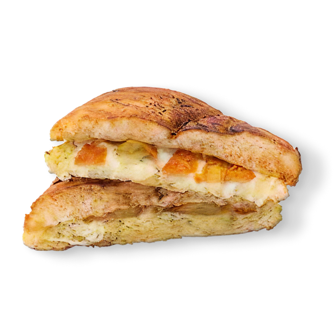Clássica mistura de tomate fresco, mussarela de búfala e manjericão, com um toque aromático de pesto. Servida em uma focaccia macia e levemente crocante.